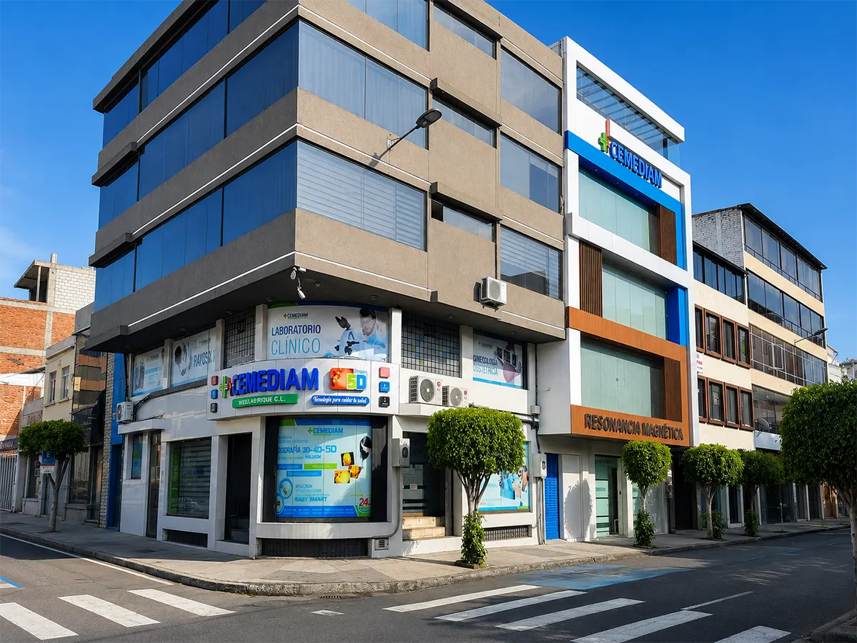 Edificio del centro médico CEMEDIAM en Ambato